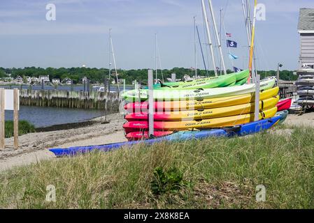 NORWALK, CT, USA 24 MAGGIO 2024: Kayak su una spiaggia sabbiosa nella soleggiata spiaggia costiera di Calf Pasture Beach a mezzogiorno Foto Stock