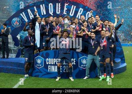 Il capitano Marquinhos del PSG, Kylian Mbappe e i compagni di squadra festeggiano durante la cerimonia del podio dopo la finale di Coppa di Francia tra Olympique Lyonnais (OL, Lyon) e Paris Saint-Germain (PSG) il 25 maggio 2024 allo Stade Pierre Mauroy, Decathlon Arena di Villeneuve-d'Ascq vicino Lille, Francia - foto Jean Catuffe/DPPI credito: media DPPI/Alamy Live News Foto Stock