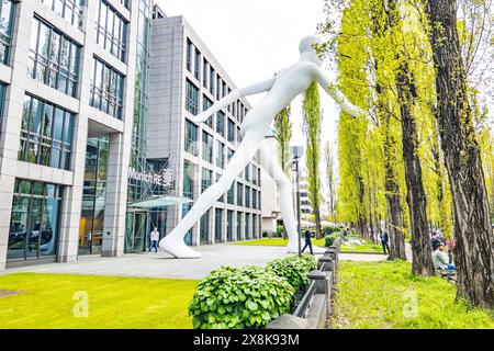 Scultura Walking Man di Jonathan Borofsky di fronte all'edificio amministrativo di Monaco, Leopoldstrasse, Schwabing, Monaco Foto Stock