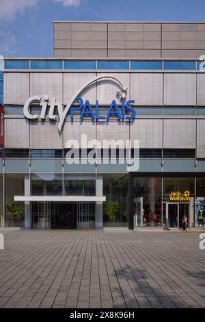 Centro commerciale CityPalais e ingresso a Jack Wolfskin su Koenigstrasse, la strada dello shopping a Duisburg, zona della Ruhr, città indipendente, nord Foto Stock