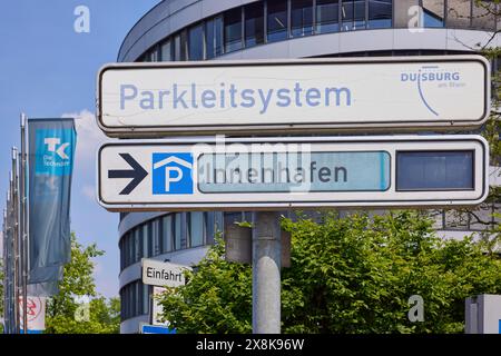 Segui le indicazioni per il sistema di guida per il parcheggio Duisburg e per il parcheggio multipiano presso il porto interno di Duisburg, zona della Ruhr, città indipendente, nord Foto Stock