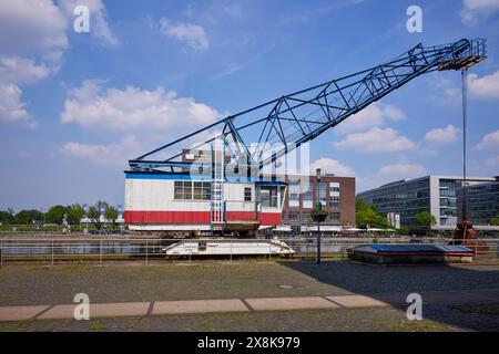 Gru storica al porto interno di Duisburg, distretto della Ruhr, città indipendente, Renania settentrionale-Vestfalia, Germania Foto Stock