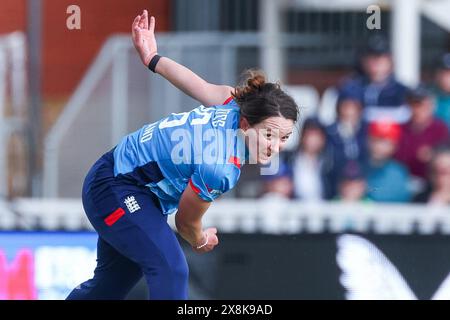 Taunton, Regno Unito. 26 maggio 2024. Kate Cross in azione bowling durante il secondo incontro di ODI femminile della Metro Bank tra England Women e Pakistan Women al Cooper Associates County Ground, Taunton, Inghilterra, il 26 maggio 2024. Foto di Stuart Leggett. Solo per uso editoriale, licenza richiesta per uso commerciale. Non utilizzare in scommesse, giochi o pubblicazioni di singoli club/campionato/giocatori. Crediti: UK Sports Pics Ltd/Alamy Live News Foto Stock