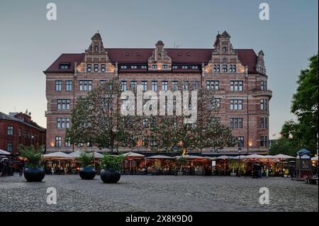 La piccola Piazza di Malmo con i ristoranti in una luce soffusa, Malmo, Svezia, maggio Foto Stock