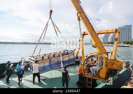 (240526) -- SANYA, 26 maggio 2024 (Xinhua) -- la balena pilota a pinna corta "Haitang" è trasferita su una nave di ricerca scientifica presso un molo a Sanya, nella provincia cinese meridionale di Hainan, 25 maggio 2024. Il 3 gennaio di quest'anno, un pilota di balena a pinna corta maschio ferito è stato trovato bloccato nella baia di Haitang di Sanya. È stato inviato al Sanya Haichang Animal Conservation Center per il trattamento ed è stato chiamato "Haitang". Grazie alla meticolosa cura fornita da allevatori professionisti e volontari, 'Haitang' si riprende bene ed è determinato pronto per essere rimesso in mare dopo un esame approfondito a. Foto Stock