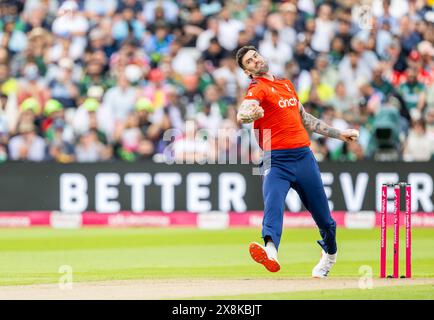 Reece Topley bowling per l'Inghilterra nel secondo Vitality T20 International tra Inghilterra e Pakistan Foto Stock