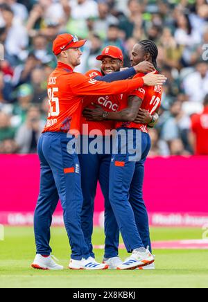 Will Jacks, Chris Jordan e Jofra Archer celebrano un wicket per l'Inghilterra nel secondo Vitality T20 International tra Inghilterra e Pakistan Foto Stock