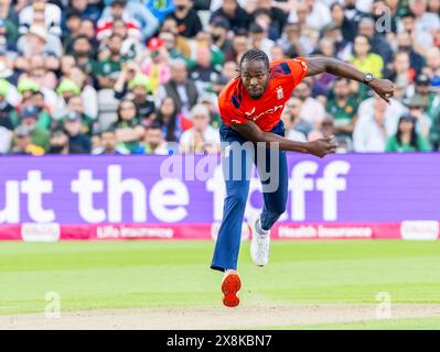 Jofra Archer bowling per l'Inghilterra nel secondo Vitality T20 International tra Inghilterra e Pakistan Foto Stock