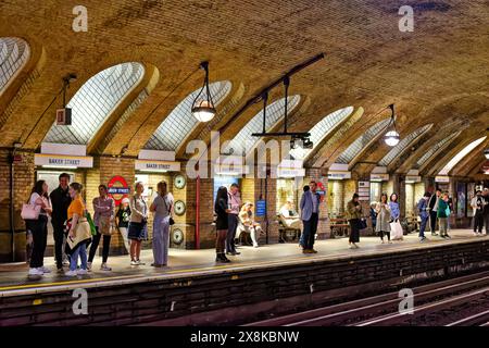 Metropolitana di Londra vecchia stazione di Baker Street stazione originale della Metropolitan Railway 1863 binario con persone Foto Stock