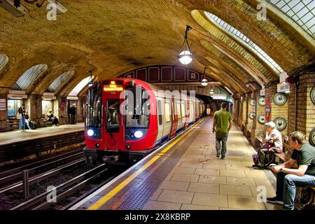 Metropolitana di Londra vecchia stazione di Baker Street stazione originale del treno Metropolitan Railway 1863 che arriva al binario Foto Stock