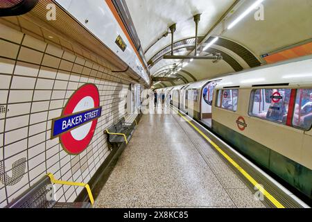 Il treno della metropolitana di Londra ti aspetta alla moderna stazione di Baker Street Foto Stock