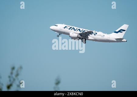 Helsinki / Finlandia - 19 MAGGIO 2024: Airbus A319, operato dalla compagnia di bandiera finlandese Finnair, decollo dall'aeroporto Helsinki-Vantaa. Foto Stock