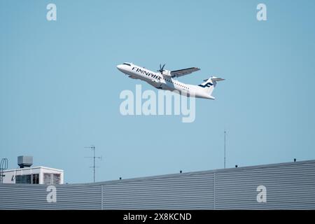 Helsinki / Finlandia - 19 MAGGIO 2024: Un ATR-72, operato dalla compagnia di bandiera finlandese Finnair, decollo dall'aeroporto Helsinki-Vantaa. Foto Stock