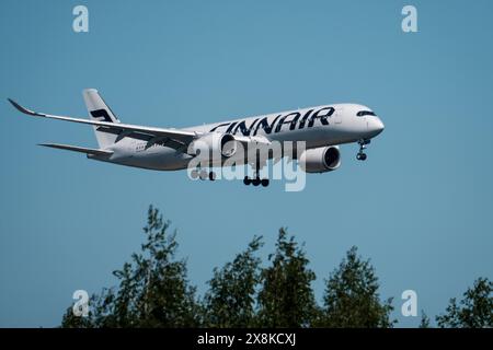 Helsinki / Finlandia - 19 MAGGIO 2024: Un Airbus A350, operato dalla compagnia di bandiera finlandese Finnair, in avvicinamento finale all'aeroporto Helsinki-Vantaa. Foto Stock