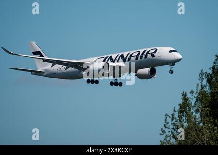 Helsinki / Finlandia - 19 MAGGIO 2024: Un Airbus A350, operato dalla compagnia di bandiera finlandese Finnair, in avvicinamento finale all'aeroporto Helsinki-Vantaa. Foto Stock