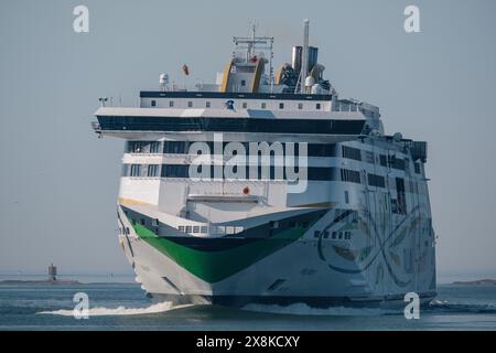 Helsinki / Finlandia - 19 MAGGIO 2024: Traghetto per crociere passeggeri M/V MyStar, operato da Tallink, che effettua manovre nel porto di Helsinki. Foto Stock
