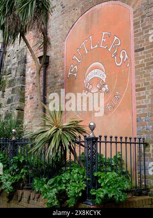 Cartello Butler's Emporium in George Street, Hastings, East Sussex, Inghilterra, Regno Unito Foto Stock