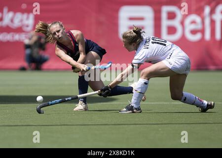 Anversa, Belgio. 26 maggio 2024. Leah Crouse DEGLI STATI UNITI e Louise Versavel del Belgio in azione durante una partita di hockey tra la nazionale belga Red Panthers e gli Stati Uniti, partita 8/16 nella fase a gironi della FIH Pro League femminile 2024, domenica 26 maggio 2024, ad Anversa. BELGA FOTO KRISTOF VAN ACCOM credito: Belga News Agency/Alamy Live News Foto Stock