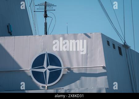 Helsinki / Finlandia - 5 APRILE 2024: Primo piano di una NATO, Organizzazione del Trattato del Nord Atlantico, insegne su una nave da guerra. Foto Stock