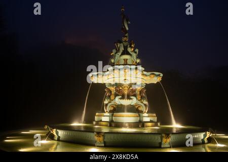 Ross Fountain illuminata di notte nel Pinces Street Garden, città di Edimburgo, Scozia, Regno Unito. Monumento in ghisa di epoca vittoriana aperto nel 1872. Foto Stock