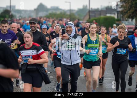 Edimburgo, Regno Unito. Domenica 26 maggio 2024 Edimburgo, Scozia: Edinburgh Half Marathon 2024. I corridori prendono parte alla mezza maratona di Edimburgo sotto la pioggia. Crediti: Andrew o'Brien/Alamy Live News Foto Stock