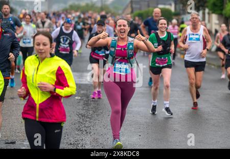 Edimburgo, Regno Unito. Domenica 26 maggio 2024 Edimburgo, Scozia: Edinburgh Half Marathon 2024. I corridori prendono parte alla mezza maratona di Edimburgo sotto la pioggia. Crediti: Andrew o'Brien/Alamy Live News Foto Stock