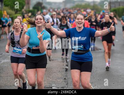 Edimburgo, Regno Unito. Domenica 26 maggio 2024 Edimburgo, Scozia: Edinburgh Half Marathon 2024. I corridori prendono parte alla mezza maratona di Edimburgo sotto la pioggia. Crediti: Andrew o'Brien/Alamy Live News Foto Stock