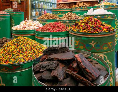 Vista ravvicinata di botti piene di fiori e gemme e altri oggetti decorativi nel mercato del quartiere medina di Marrakech Foto Stock