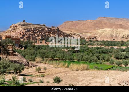 Ait Benhaddou, Marocco - 14 marzo 2024: Veduta del villaggio di terra argillosa di Ait Benhaddou nel sud del Marocco Foto Stock