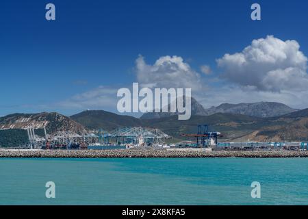 Tangeri, Marocco - 1° aprile 2024: Vista della costa settentrionale del Marocco e del complesso portuale di Tangeri Med Foto Stock