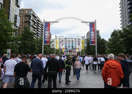 Londra, Regno Unito. 26 maggio 2024. I tifosi si si recano a Wembley durante la finale di Play-Off del Campionato Sky Bet Leeds United vs Southampton al Wembley Stadium, Londra, Regno Unito, 26 maggio 2024 (foto di Gareth Evans/News Images) a Londra, Regno Unito il 5/26/2024. (Foto di Gareth Evans/News Images/Sipa USA) credito: SIPA USA/Alamy Live News Foto Stock