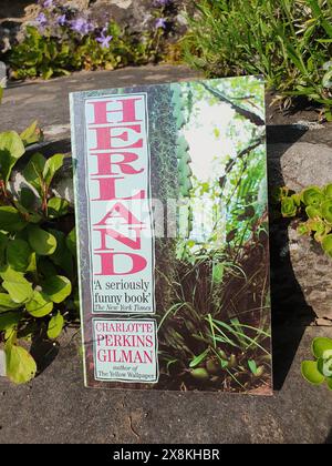Romanzo di Herland di Charlotte Perkins Gilman Libro in un giardino scenario Foto Stock