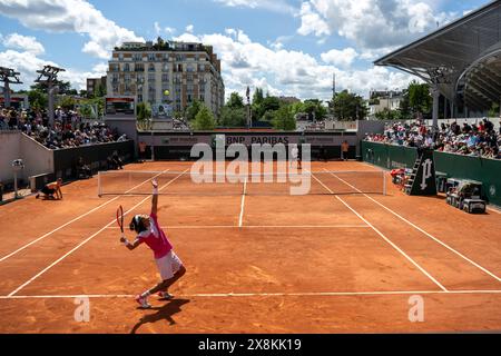 Parigi, Francia. 26 maggio 2024. Zhang Zhizhen (Front) della Cina serve durante la partita del primo turno maschile tra Zhang Zhizhen della Cina e Aleksandar Vukic dell'Australia al torneo di tennis Open di Roland Garros, Parigi, Francia, 26 maggio 2024. Crediti: Meng Dingbo/Xinhua/Alamy Live News Foto Stock