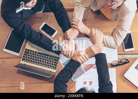 Concetto di collaborazione. Gruppo di persone di diversità alto cinque in aria per salutare il potere di tag team. Gruppo di persone multietniche che lavora insieme. Vo Foto Stock