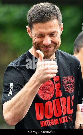 Leverkusen, Germania. 26 maggio 2024. Il coach di Leverkusen Xabi Alonso gestirebbe durante una gara in moto dal castello di Morsbroich alla BayArena. Il Bayer Leverkusen ha vinto la DFB Cup con una vittoria 1:0 contro 1. FC Kaiserslautern e così completò il doppio dopo aver vinto il campionato tedesco. Credito: Marius Becker/dpa/Alamy Live News Foto Stock