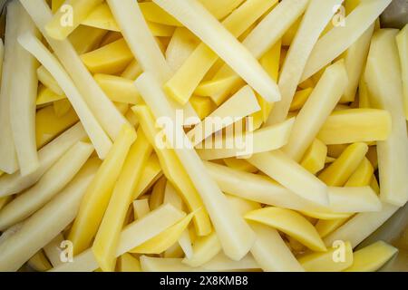 Patatine fritte crude, colori diversi, full frame Foto Stock