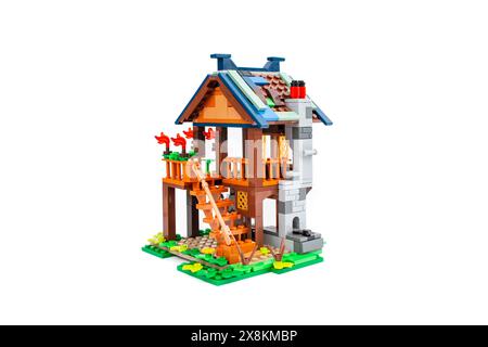 Casa delle fate dei mattoni LEGO isolata sul bianco Foto Stock