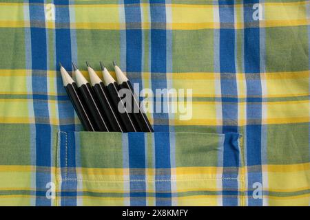 Pastelli grigi disposti in una tasca a scacchi per camicia, primo piano Foto Stock