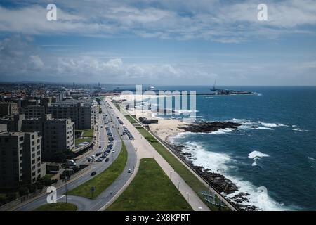 La vista dal faro di Leca da Palmeira in Portogallo offre uno splendido panorama della costa e di Matosinhos, catturando l'essenza della costa Foto Stock