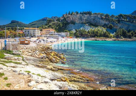 Idilliaca città costiera di Cassis sulla costa Azzurra vista spiaggia turchese, Francia meridionale Foto Stock