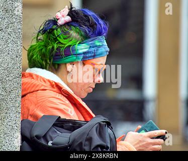 Glasgow, Scozia, Regno Unito. 26 maggio, 2024: Regno Unito Meteo: Giorno piovoso mentre gente del posto e turisti in città camminavano su george Square, il miglio stile all'ora di pranzo. Credit Gerard Ferry/Alamy Live News Foto Stock