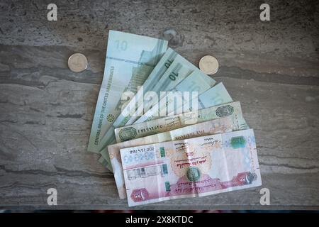 Ci sono vari dirham sul tavolo Foto Stock