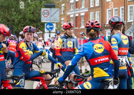 Piloti della squadra ciclistica Lidl-Trek dopo aver completato la prima tappa della Ride London Classique 2024 a Colchester. Foto Stock