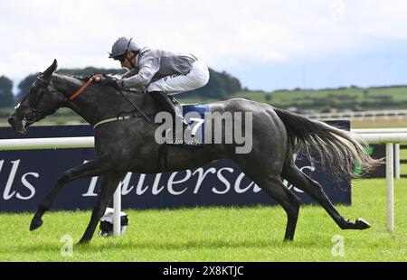 Fallen Angel e Danny Tudhope hanno vinto il Tattersalls Irish 1000 Guineas al Tattersalls Irish Guineas Festival 3° giorno all'ippodromo di Curragh, County Kildare. Data foto: Domenica 26 maggio 2024. Foto Stock