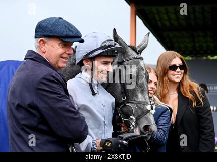 Fallen Angel e Danny Tudhope dopo aver vinto il Tattersalls Irish 1000 Guineas per l'allenatore Karl Burke (a sinistra) al Tattersalls Irish Guineas Festival 3° giorno al Curragh Racecourse, County Kildare. Data foto: Domenica 26 maggio 2024. Foto Stock