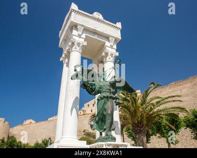 Calvi, Haute-Corse, Corsica, Francia. Il Monument aux Morts in Place Christophe Colomb, un ornato memoriale di guerra raffigurante Marianne, simbolo della Francia. Foto Stock