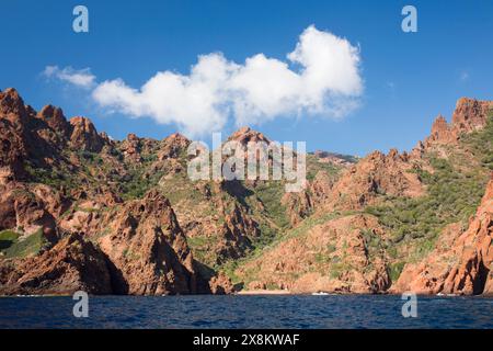 Girolata, Corse-du-Sud, Corsica, Francia. Le aspre scogliere rosse di Punta Rossa, parte della riserva naturale di Scandola, patrimonio dell'umanità dell'UNESCO. Foto Stock