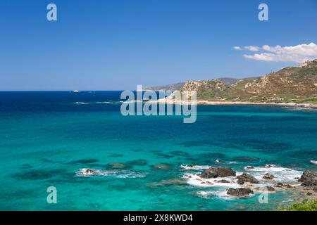 Ajaccio, Corse-du-Sud, Corsica, Francia. Vista verso nord lungo la costa frastagliata dal sentiero collinare vicino a Pointe de la Parata. Foto Stock