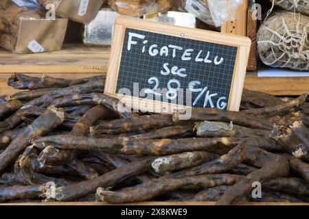 Ajaccio, Corse-du-Sud, Corsica, Francia. Figatelli corsi in vendita al tradizionale mercato agricolo all'aperto in Place Foch. Foto Stock