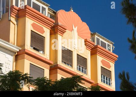 Ajaccio, Corse-du-Sud, Corsica, Francia. Facciata in stile Art Déco di un colorato condominio affacciato su Rue Jean-Baptiste Marcaggi. Foto Stock